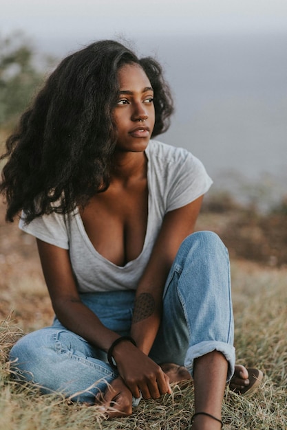 Mulher jovem sentada no campo
