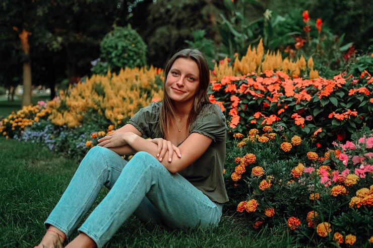 Foto mulher jovem sentada no campo