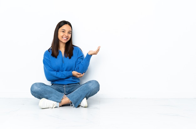 Mulher jovem sentada no chão