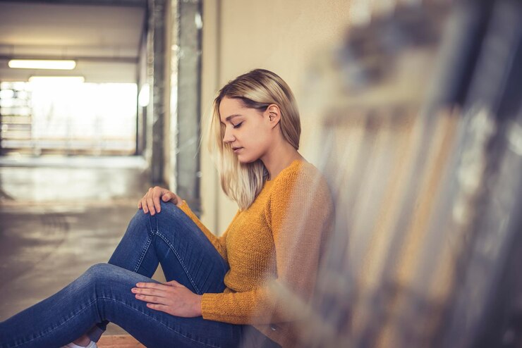 Foto mulher jovem sentada no corredor