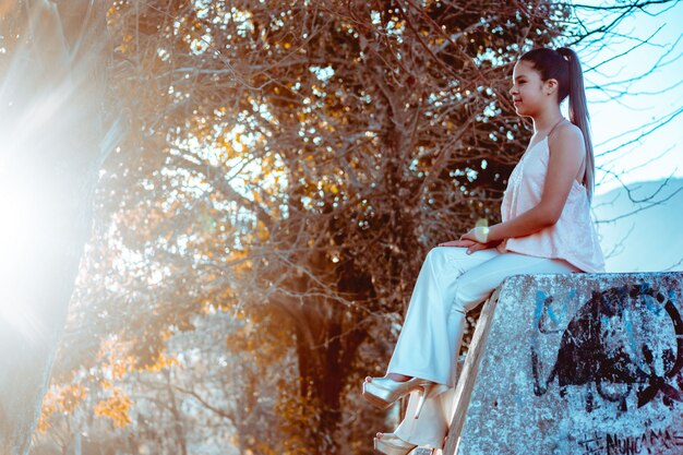 Mulher jovem, sentando, parque