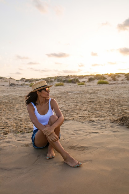 Mulher jovem, sentando praia