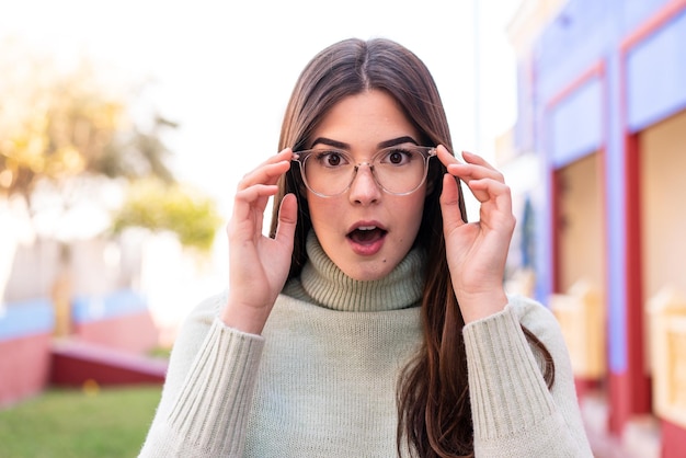 Mulher jovem sobre fundo isolado