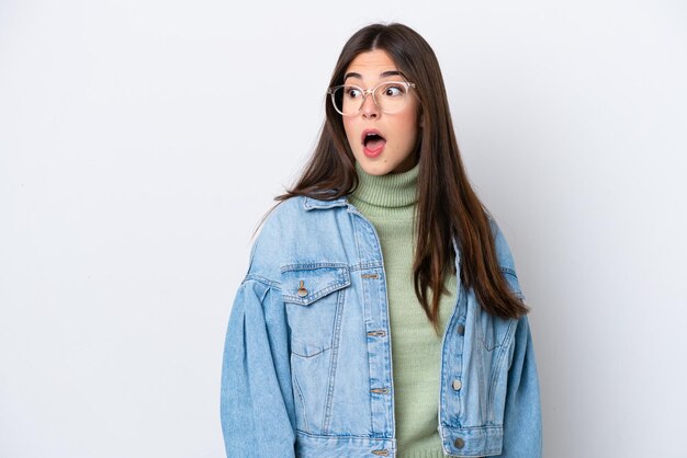 Mulher jovem sobre fundo isolado