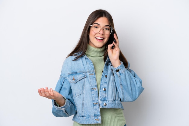 Mulher jovem sobre fundo isolado