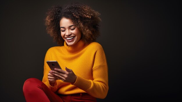 Foto mulher jovem sorri alegremente enquanto segura seu smartphone contra um fundo colorido