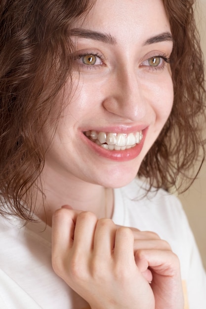 Mulher jovem sorri com alinhadores limpos nos dentes.