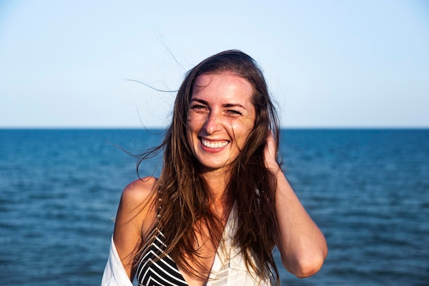 Mulher jovem sorridente alegre em um maiô no fundo do mar.