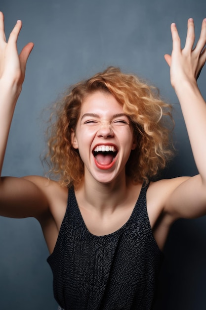 Foto mulher jovem sorridente com as mãos no ar e uma expressão exultante no rosto criada com ai generativa