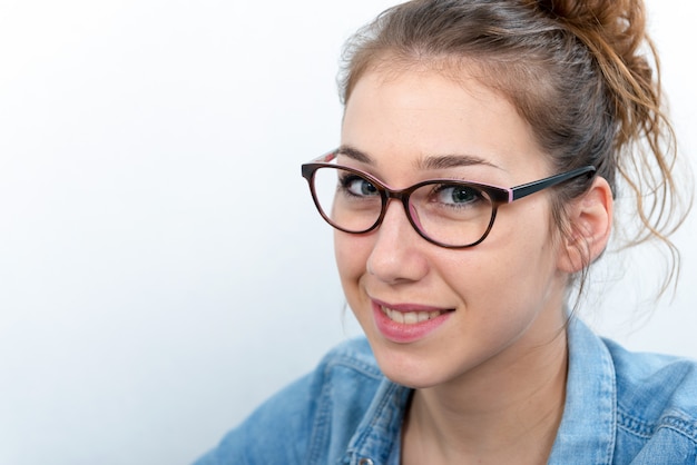 Mulher jovem sorridente com óculos escuros