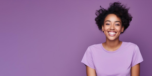 Mulher jovem sorridente com pele escura e cabelo curto isolado em fundo pastel violeta plano com espaço de cópia Modelo para banner de produtos cosméticos salão de beleza e odontologia