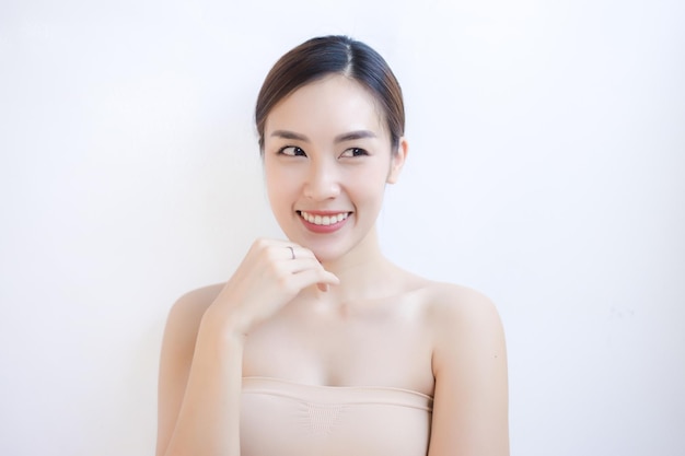Mulher jovem sorridente contra um fundo branco