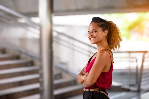 Foto mulher jovem sorridente de pé ao ar livre