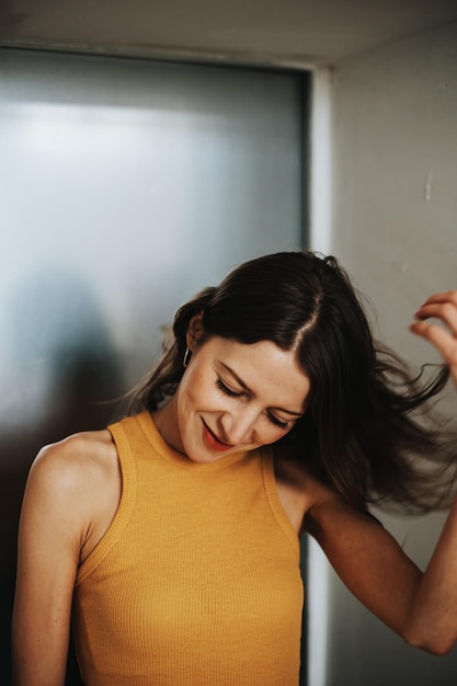 Foto mulher jovem sorridente de pé em hone