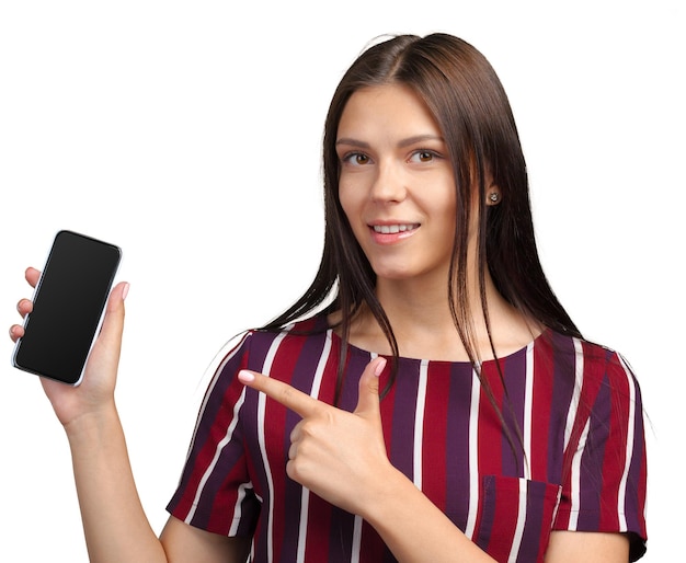 Foto mulher jovem sorridente, mostrando a tela do smartphone em branco