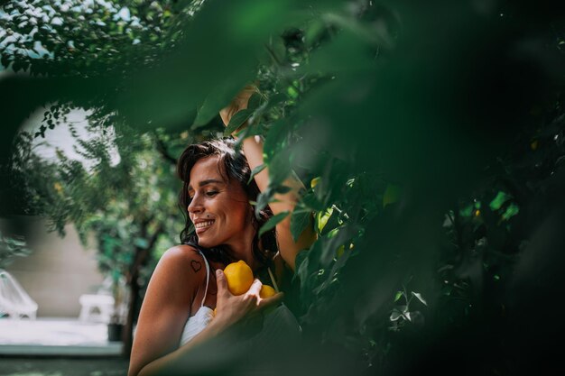 Foto mulher jovem sorridente olhando para as plantas