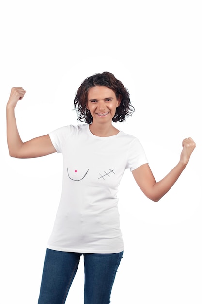 Mulher jovem sorridente positiva com uma t-shirt que descreve a consciência para o cancro da mama. conceito de mastectomia