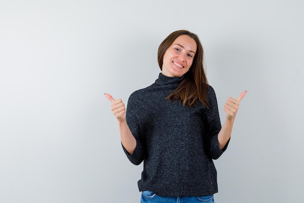 Mulher jovem sorridente segurando um sinal de mão OK no fundo branco