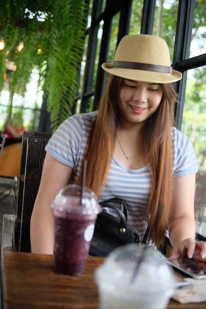 Mulher jovem sorridente sentada à mesa
