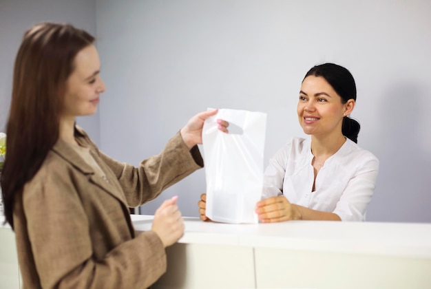 Mulher jovem sorridente sentada à mesa