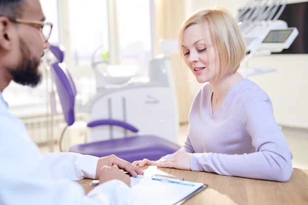 Mulher jovem sorridente visitar dentista