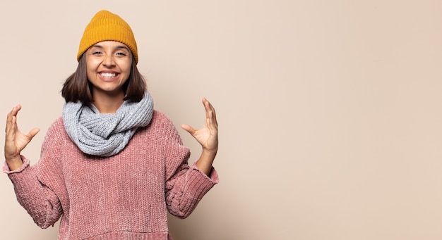 Mulher jovem sorrindo alegremente e parecendo feliz