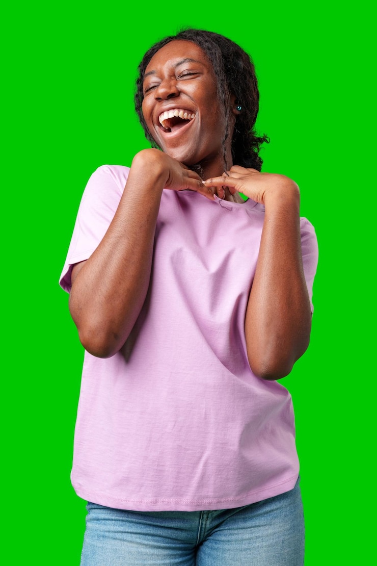 Foto mulher jovem sorrindo alegremente em uma camisa rosa contra um fundo verde vibrante em uma atmosfera alegre
