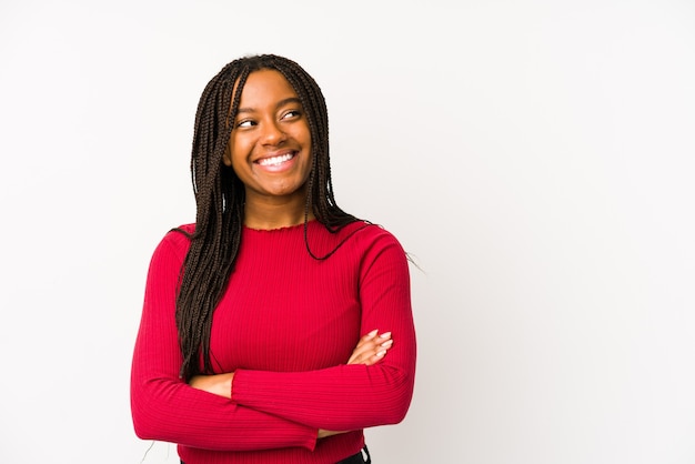 Mulher jovem sorrindo confiante com os braços cruzados