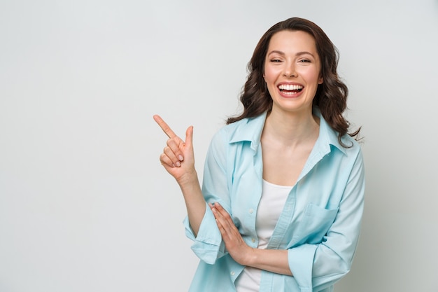 Mulher jovem sorrindo e gesticulando para copiar o espaço