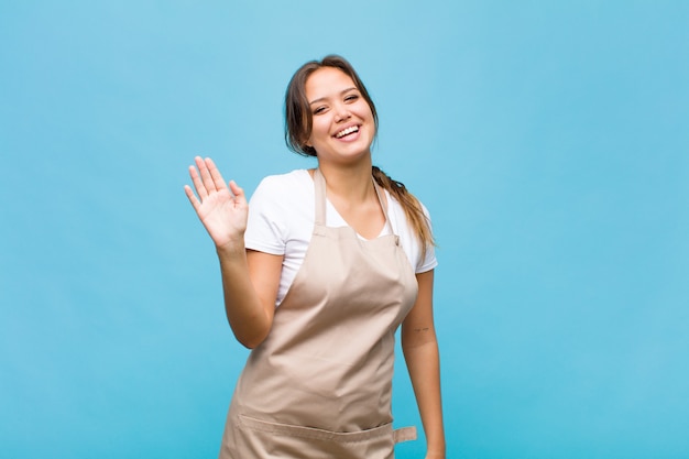 Mulher jovem sorrindo e parecendo amigável