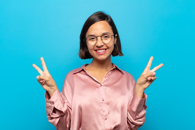 Mulher jovem sorrindo e parecendo feliz