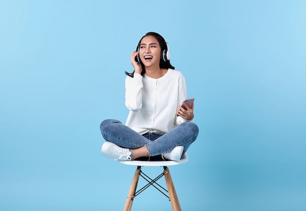 Mulher jovem sorrindo e usando fones de ouvido sem fio