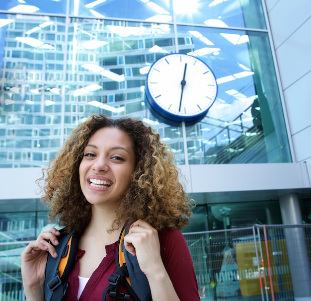 Mulher jovem, sorrindo, exterior, estação