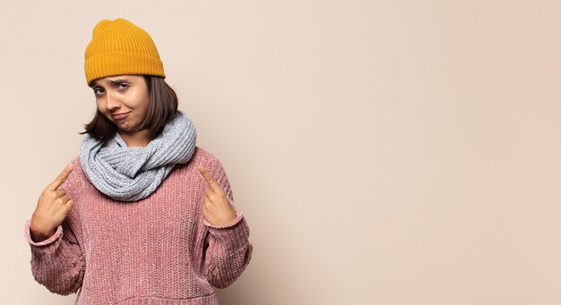 Mulher jovem sorrindo feliz e alegremente, acenando com a mão, dando as boas-vindas e cumprimentando você ou dizendo adeus