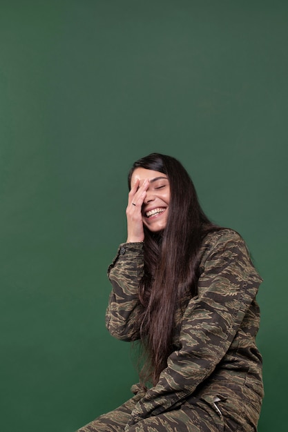 Foto mulher jovem sorrindo isolada no verde