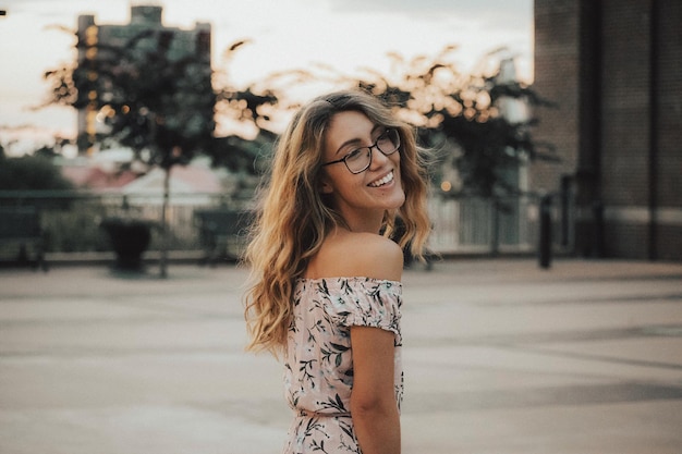 Mulher jovem sorrindo na rua