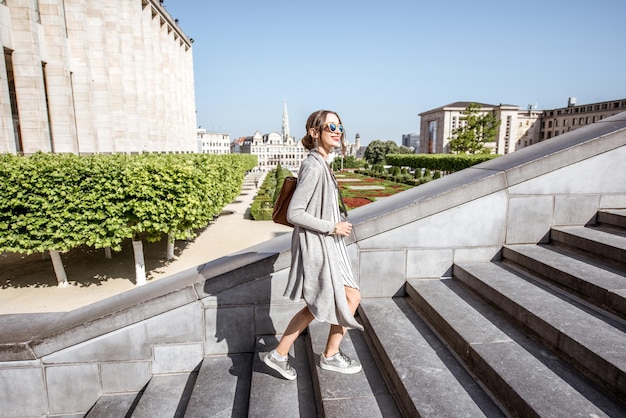 Mulher jovem subindo as escadas da famosa montanha das artes na cidade de Bruxelas