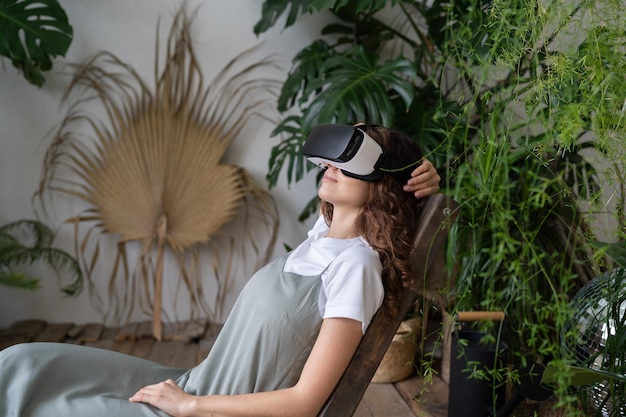 Mulher jovem surpreendida usando VR no jardim da casa descansando em ambiente virtual relaxante ciberespaço