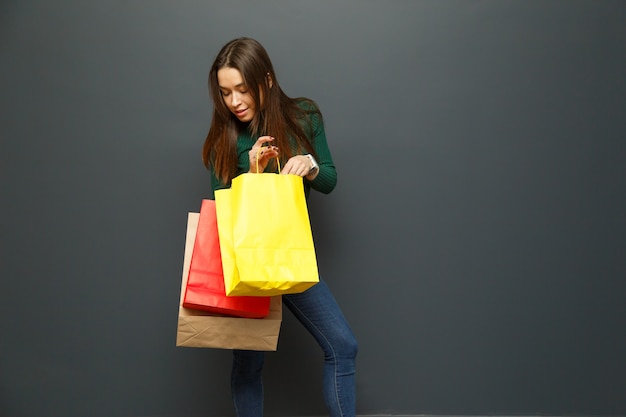 Mulher jovem surpresa com suas compras.