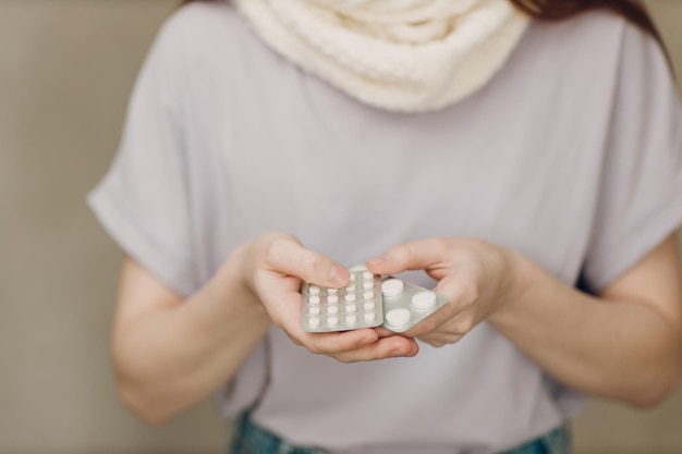 Mulher jovem tem catarro de gripe doente tratamento de doença fria embalagem de comprimidos travesseiro medicamentos medicina de perto