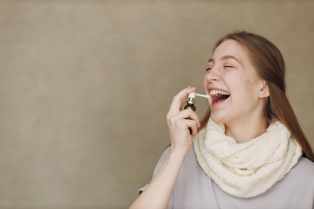 Foto mulher jovem tem gripe, catarro, doença, tratamento de doenças, resfriado, remédio, spray nasal.