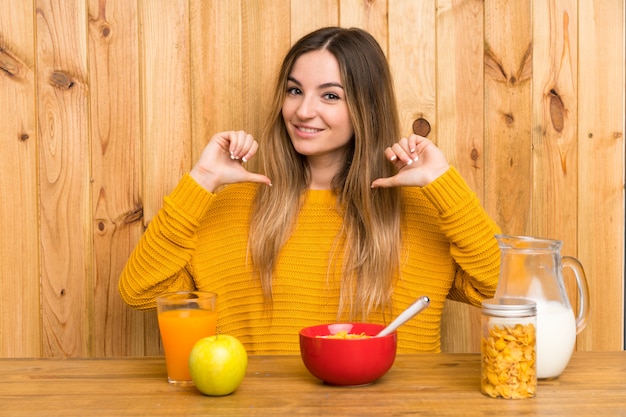 Mulher jovem, tendo, café manhã, em, um, cozinha, orgulhoso, e, self-satisfied