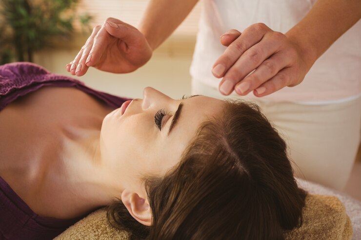 Foto mulher jovem, tendo, um, reiki, tratamento