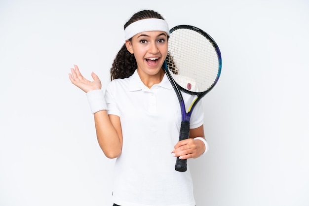 Mulher jovem tenista isolada no fundo branco com expressão facial chocada
