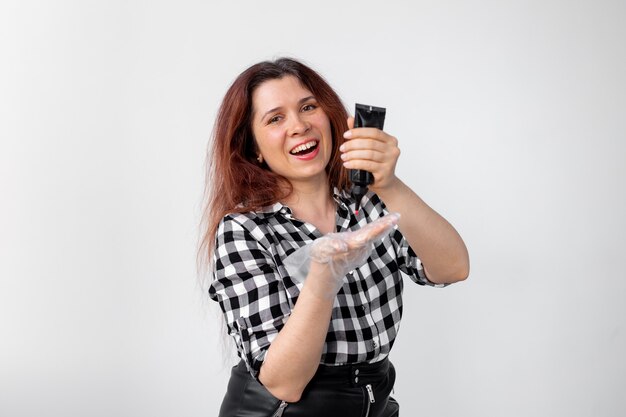 Mulher jovem tingindo o cabelo em casa conceito de coloração de cabelo brilhante