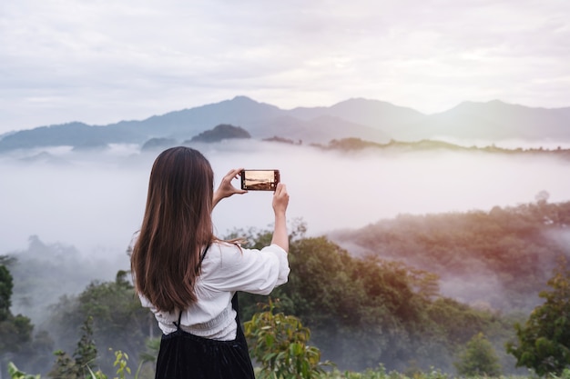 Mulher jovem tirando foto com smartphone