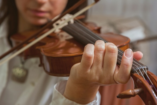 Foto mulher jovem, tocando violino, close-up, foco seletivo