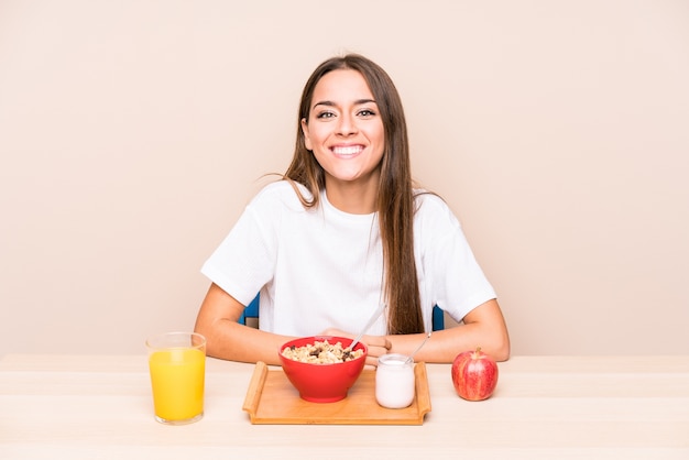 Mulher jovem tomando café da manhã