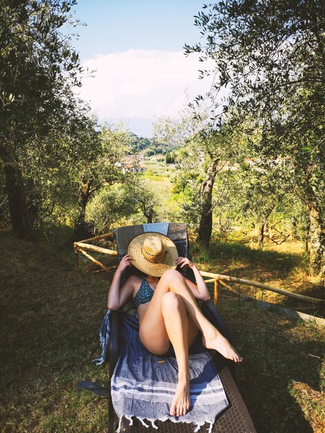 Foto mulher jovem tomando um banho de sol na toscana