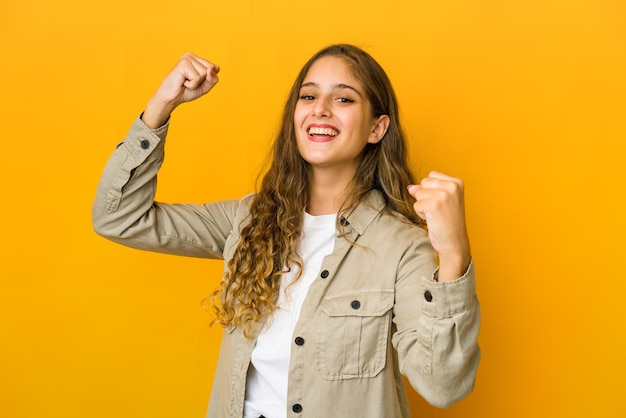 Mulher jovem torcendo despreocupada e animada